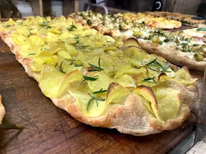 What’s behind our obsession with Roman pizza al taglio? Find out on this webpage!