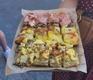 roman food tour pizza serving