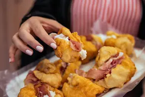 Discover the best 8 Florence food tours for 2026! From market walks to wine tastings and street food tours, we’ve handpicked top-rated culinary experiences for every kind of foodie.