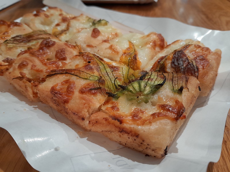 Crunchy warm foccaccia with zucchini flowers and mozzarella from Tamandi Crunchy warm foccaccia with zucchini flowers and mozzarella from Tamandi
