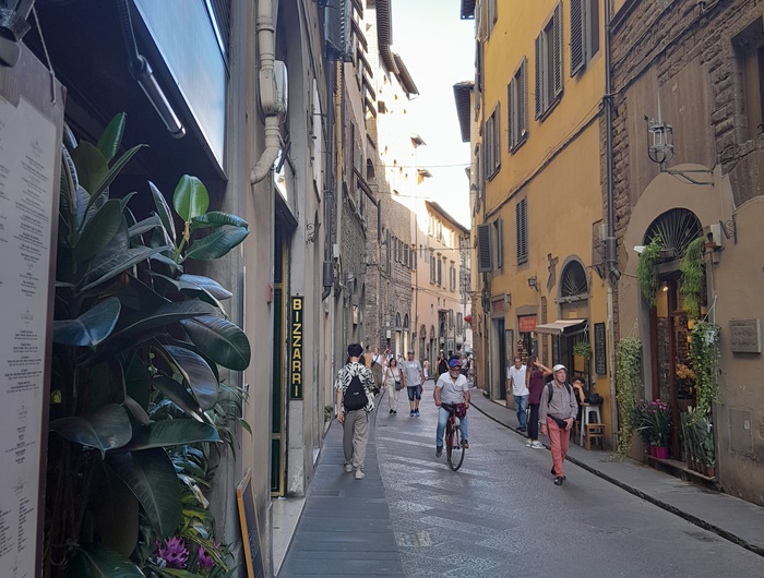 Florence on a Budget: Explore the City by Walking Walking through Florence’s historic center – a budget-friendly way to explore the city