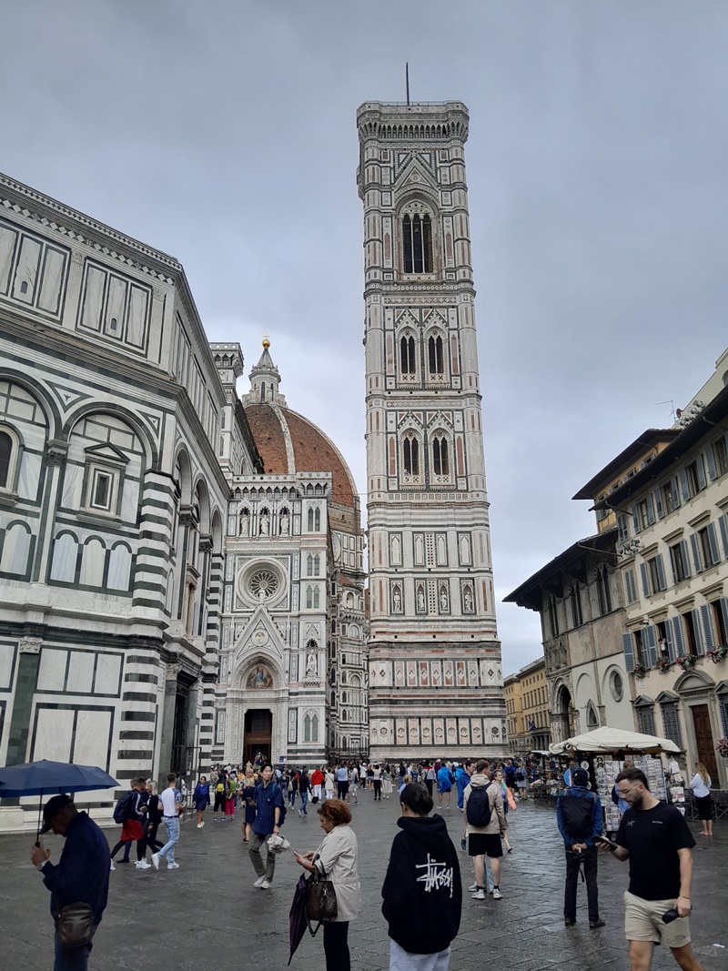 Florence Duomo in the rain – a moody and magical moment People walking with umbrellas in front of Florence's Duomo on a rainy day