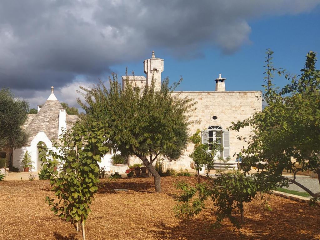 Stay at a charming masseria in the Apulian countryside — a peaceful retreat surrounded by nature Traditional masseria in the Apulian countryside, surrounded by olive groves and peaceful landscapes