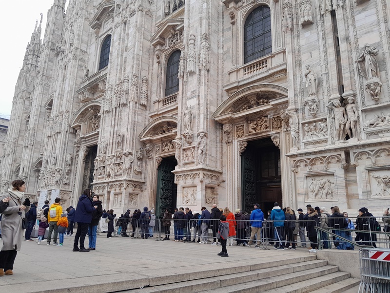There are always long lines to go into Duomo di Milan There are always long lines to go into Duomo di Milan