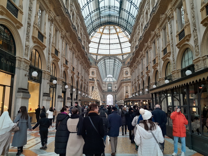 Galleria Vittorio Emanuele II is the world's oldest shopping mall in the world Galleria Vittorio Emanuele II is the world's oldest shopping mall in the world