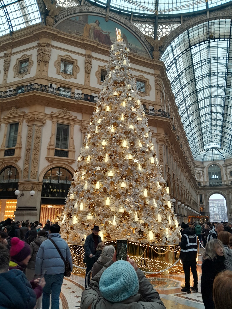 Galleria Vittorio Emanuele II is especially beautiful decorated with Christmas decorations Galleria Vittorio Emanuele II is especially beautiful decorated with Christmas decorations