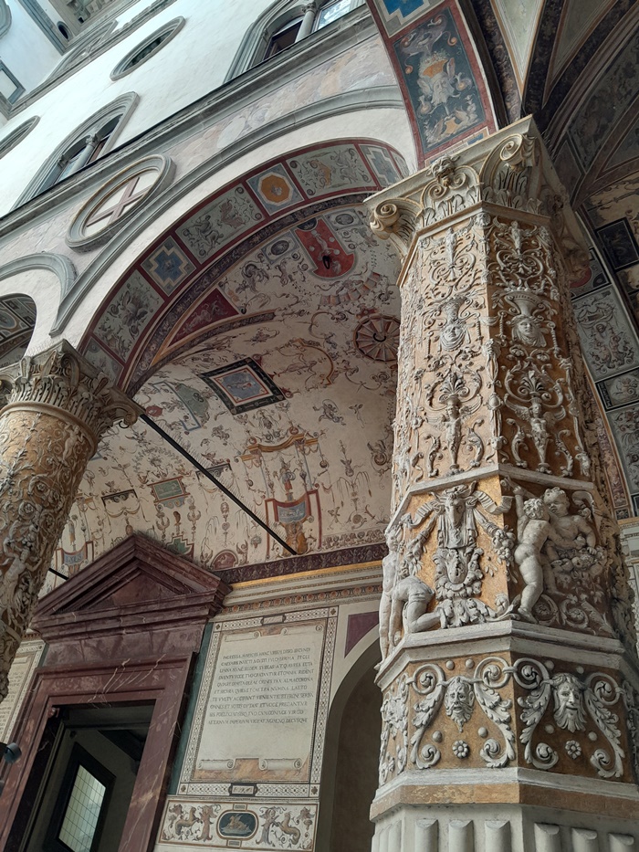 Michelozzo Courtyard at Palazzo Vecchio – A Beautiful Rainy Day Escape in Florence We love finding shelter in the stunning Michelozzo Courtyard at Palazzo Vecchio—perfect for a rainy day in Florence!
