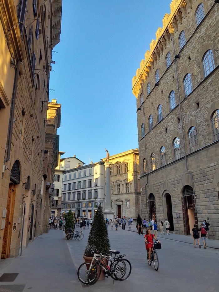 Via de' Tornabuoni with Piazza Santa Trinita Via de' Tornabuoni with Piazza Santa Trinita