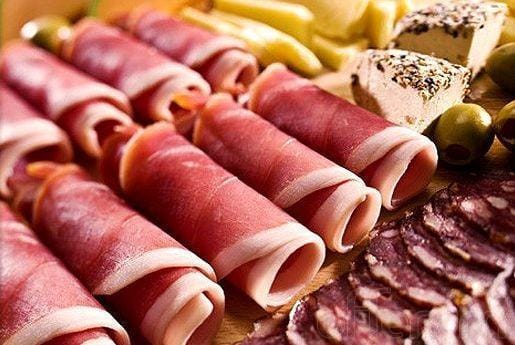 You'll eat appetizing prosciutto and salami on this private food tour of Naples! You'll eat appetizing prosciutto and salami on this private food tour of Naples!