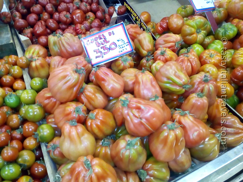 roman food tour trionfale market tomatoes