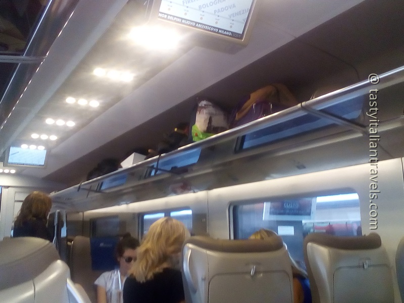 Small bags in Frecciarossa Business Class overhead storage
