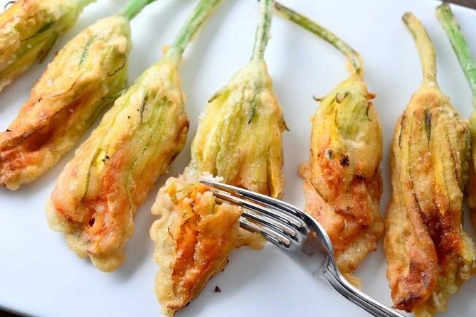 Enjoy fiori di zucca on this top-rated small-group food tour in Romeâs Jewish Ghetto Plate of fiori di zucca (fried zucchini flowers) served during a small-group food tour in Romeâs Jewish Ghetto