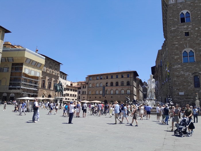 Summer in Piazza della Signoria – Florence’s Vibrant Heart Sunny summer day at Piazza della Signoria, with people relaxing and enjoying the lively vibe