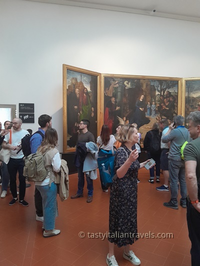Visitor in comfortable clothes and shoes exploring the Uffizi Gallery