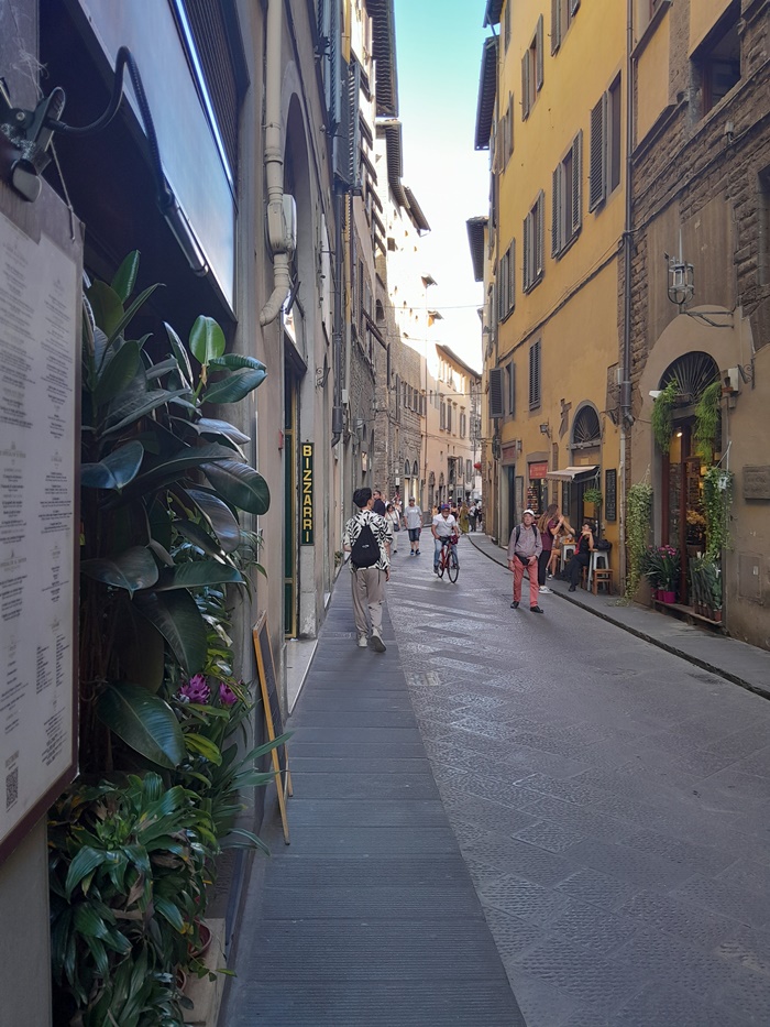 You'll find lots of small stores and eateries across Via della Condotta, only steps away from Piazza della Signoria You'll find lots of small stores and eateries across Via della Condotta, only steps away from Piazza della Signoria