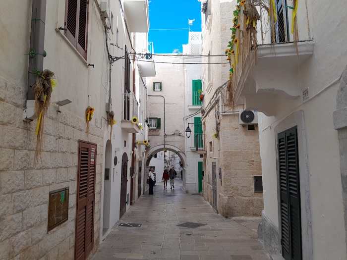 A walk through the picturesque streets of Monopoli’s Old Town Strolling in Monopoli Old Town with whitewashed houses and charming streets