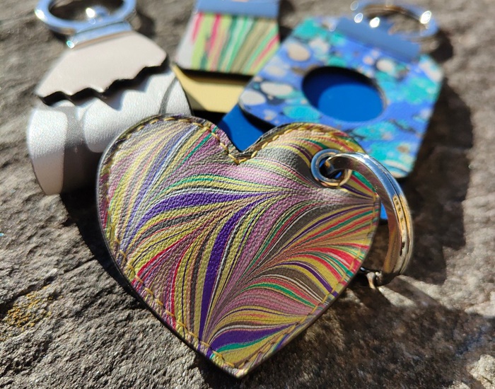 Leather key ring featuring a colorful marbled pattern — handcrafted Florentine souvenir
