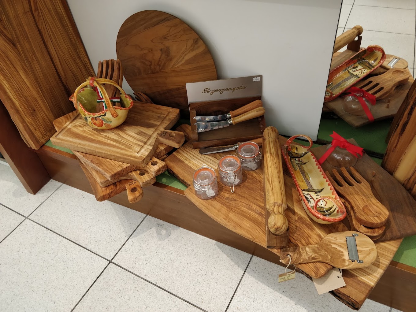 Crafted by nature, loved by tradition - olive wood kitchenware from Italy