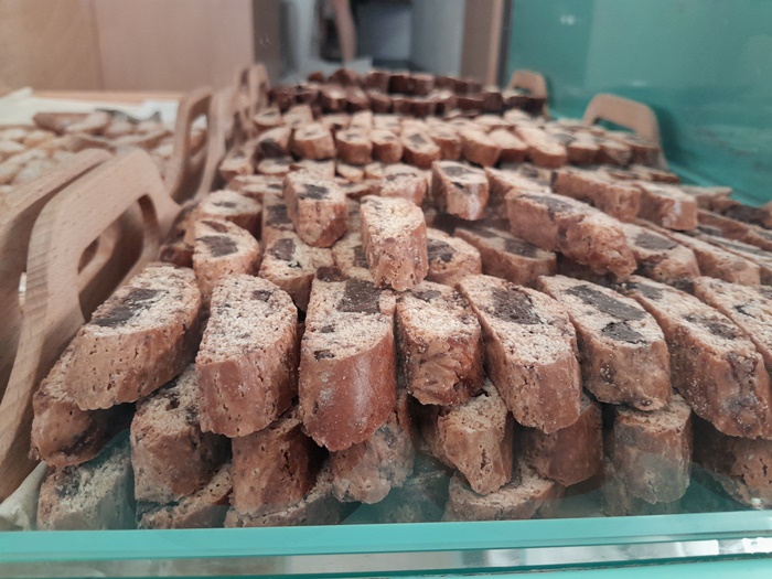 A bag of artisanal cantucci cookies from Florence, perfect as a budget-friendly gift