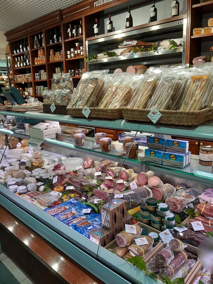 Salami, Prosciutto, Cheeses & Bread Goodies (Crackers and Grissini) â Florentine Food Gifts Florentine food gifts including cured meats, cheeses, and packed bread goodies like crackers and grissini