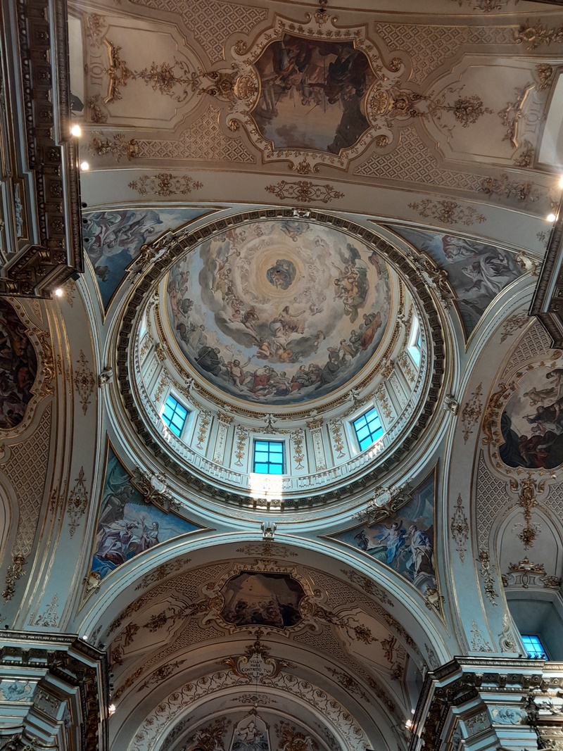 You can admire the frescoes on the dome, painted by Francesco Coghetti
