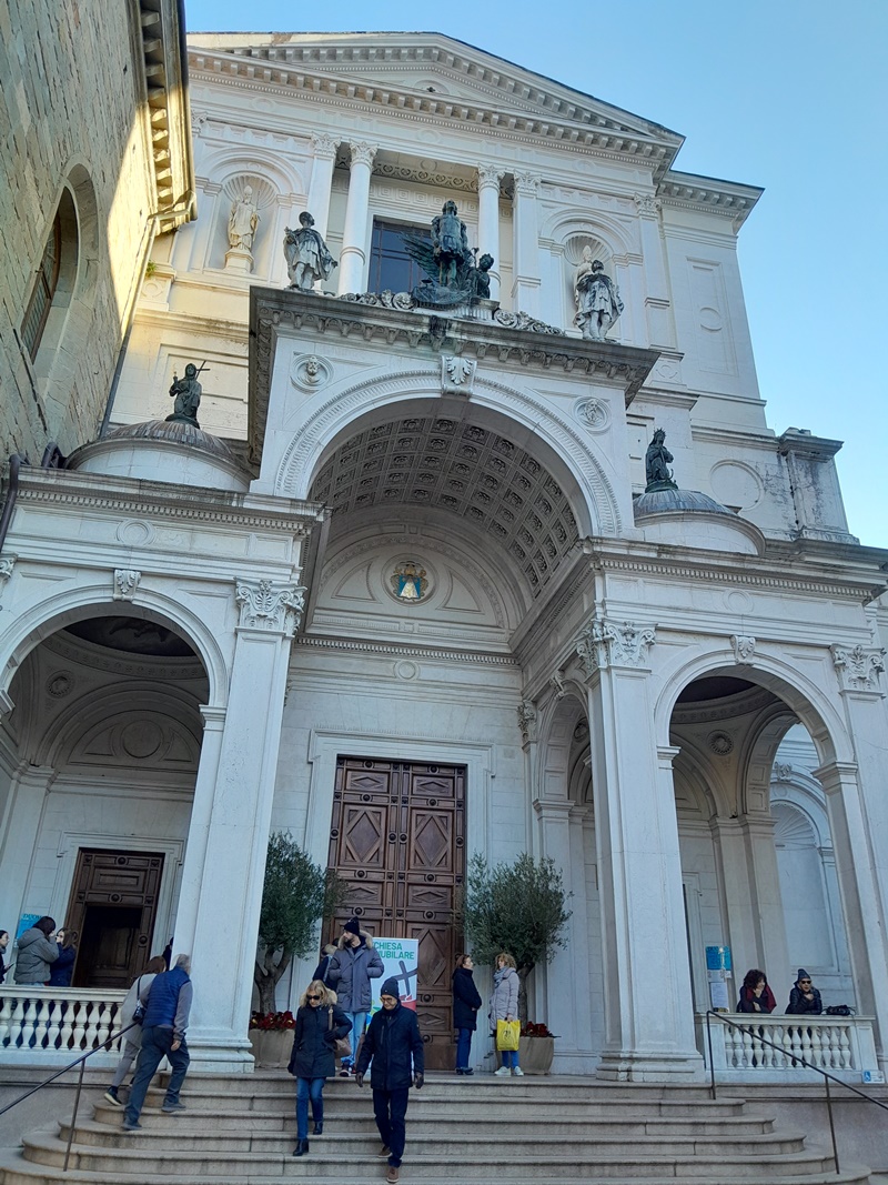 You'll recognize the Bergamo's Cathedral by its white façade